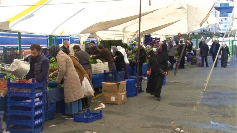 Semt pazarlarında Ramazan alışverişi hareketliliği