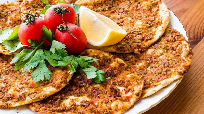 Parmak yedirten lezzet: Evde fındık lahmacun tarifi