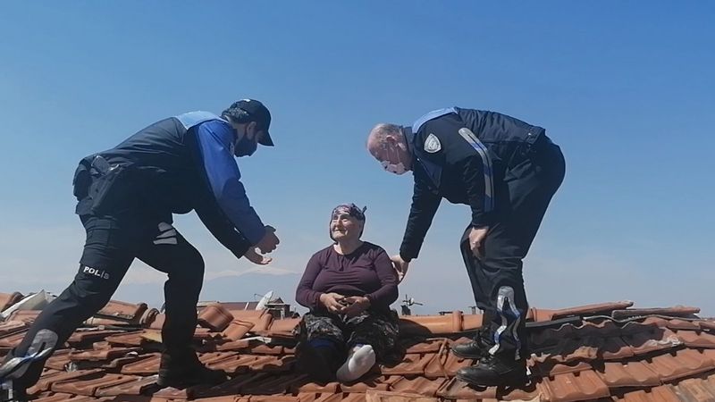 Bursa'da onarım için çatıya çıkan yaşlı kadının intihar ettiğini düşündüler