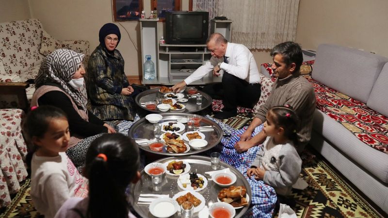 Cumhurbaşkanı Erdoğan bir vatandaşın evinde iftar yaptı