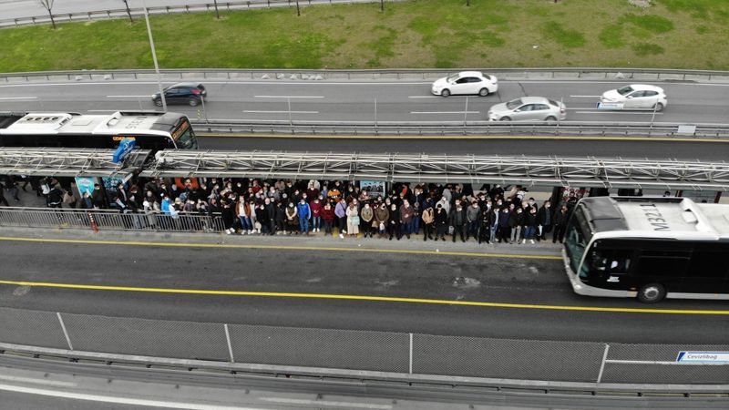 İstanbul’da metrobüs duraklarında dikkat çeken yoğunluk