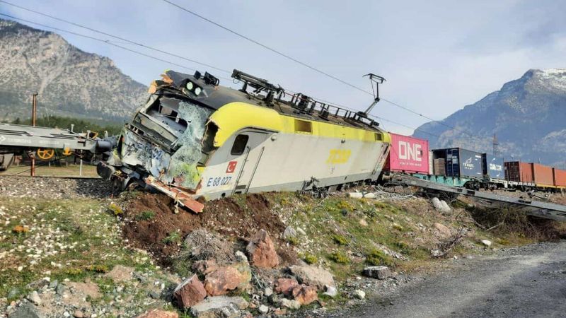 Adana’da yük treni raydan çıktı: 2 makinist yaralı