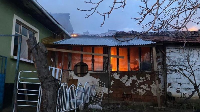 Bilecik’te sobadan çıkan kıvılcımlar evi yaktı