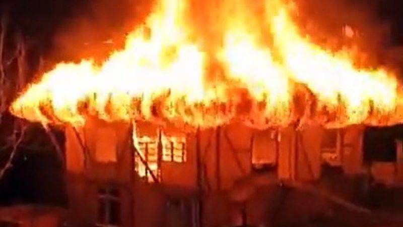 Sakarya’da gece saatlerinde bir ev küle döndü