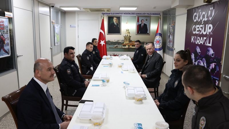 Cumhurbaşkanı Erdoğan ve Süleyman Soylu, Çengelköy Polis Merkezi'nde iftar yaptı