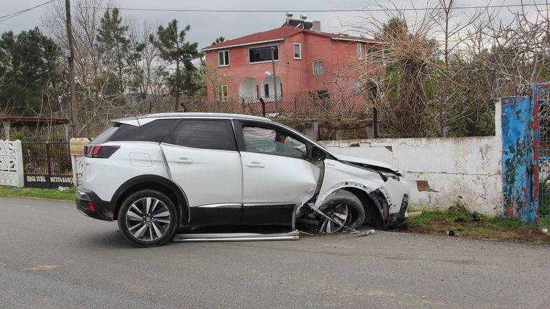 Sinop’ta cip bahçe duvarına çarptı