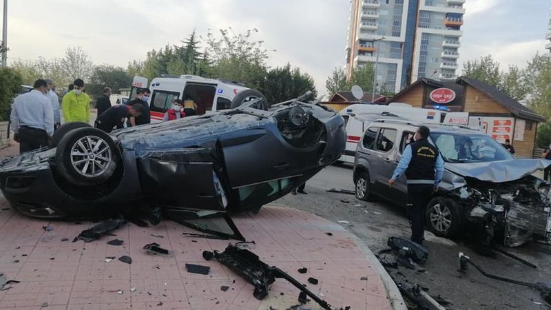 Mersin’de kaza yapan aracın ters döndüğü anlar kamerada