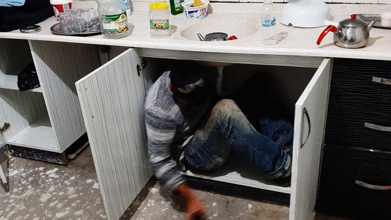 Antalya’da kumar baskını: Mutfak dolabına saklandı