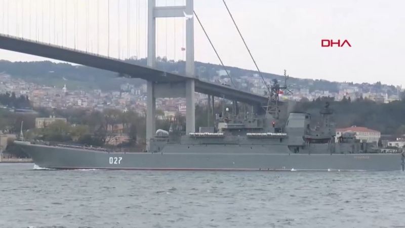 Rus savaş gemileri İstanbul Boğazı'ndan geçti