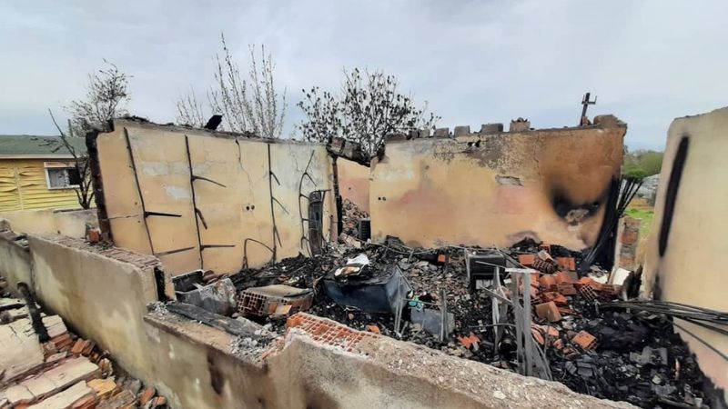 Antalya’da gece vakti çıkan yangında ev küle döndü