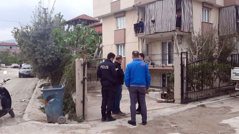 Denizli'de kendisine silah doğrultan babasını 6 yerinden bıçakladı