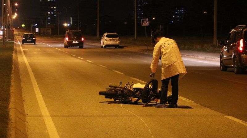 Sivas'ta devrilen motosikletin sürücüsü hayatını kaybetti