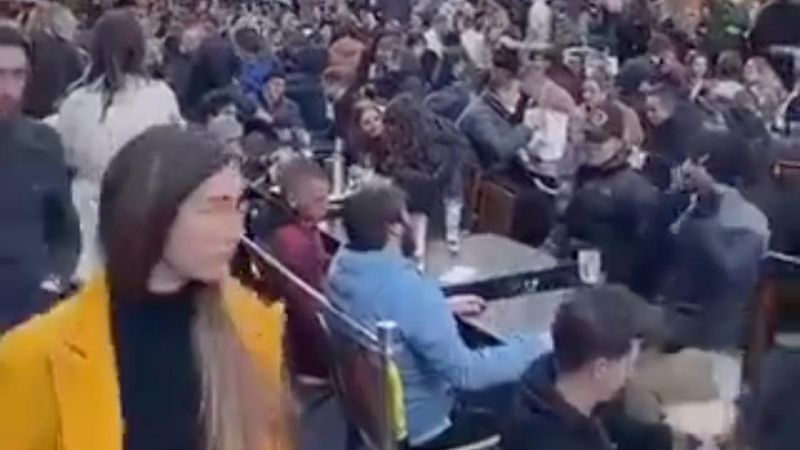 İngiltere'de kısıtlamaların kaldırılmasıyla mekanlar doldu