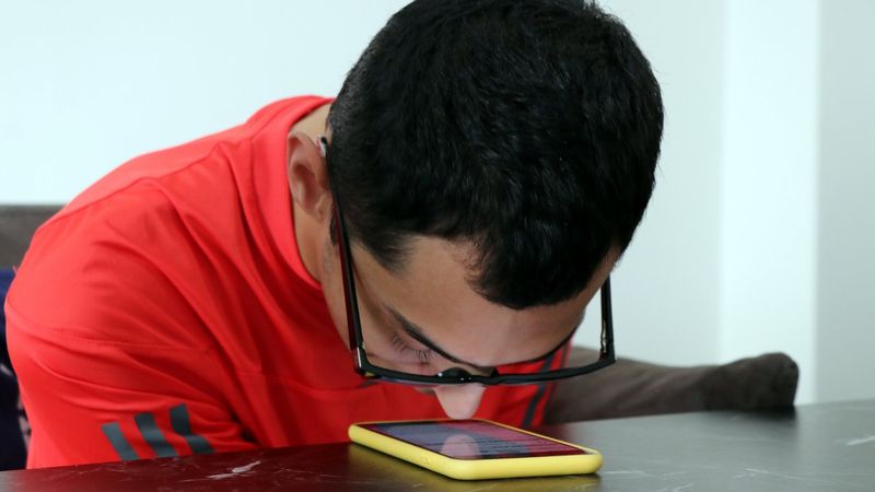 Edirne’de Kadir Berke, burnuyla cep telefonunda tasarım yapıyor