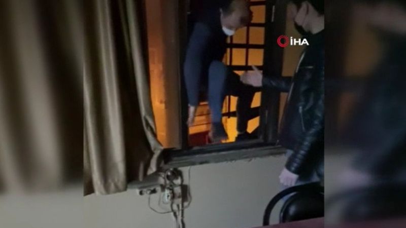 Beyoğlu’nda polis baskınından kaçmak için camdan atlamaya kalktı