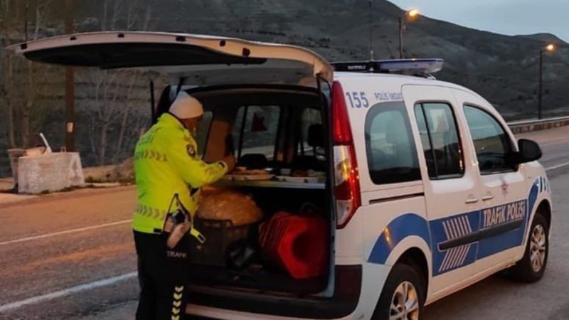 Polisler görev başında iftar yapıyor