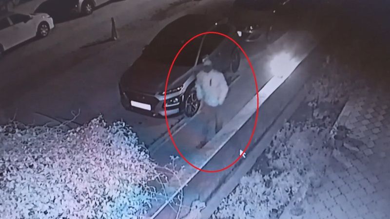 Bursa'da park halindeki otomobilin çalınma anı kameraya yansıdı