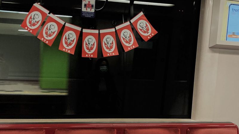 İBB'den, metrolara Atatürk bayrakları