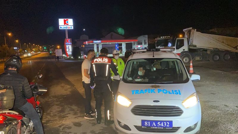 Düzce’de uygulama noktasından kaçmak için ters şeride girdi