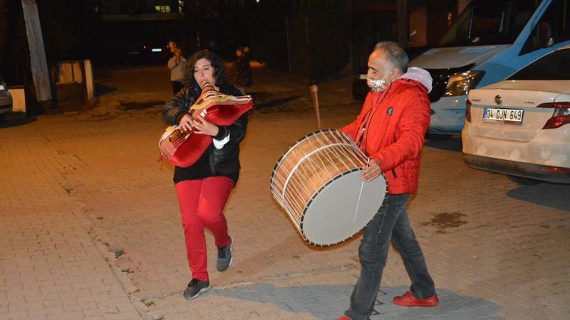 Maltepe’de sahura tulumla uyandırdılar