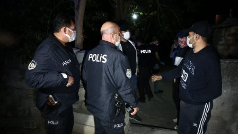 Adana'da bir kişi tartıştığı babası ve ağabeyini bıçaklayarak öldürdü