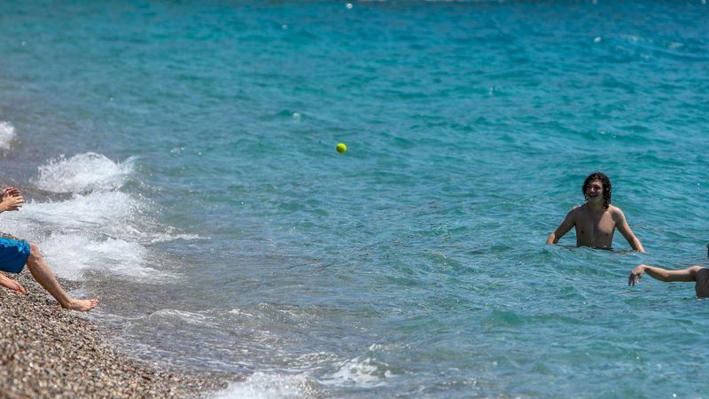 Antalya sahillerinde kısıtlama öncesi yoğunluk yaşanıyor