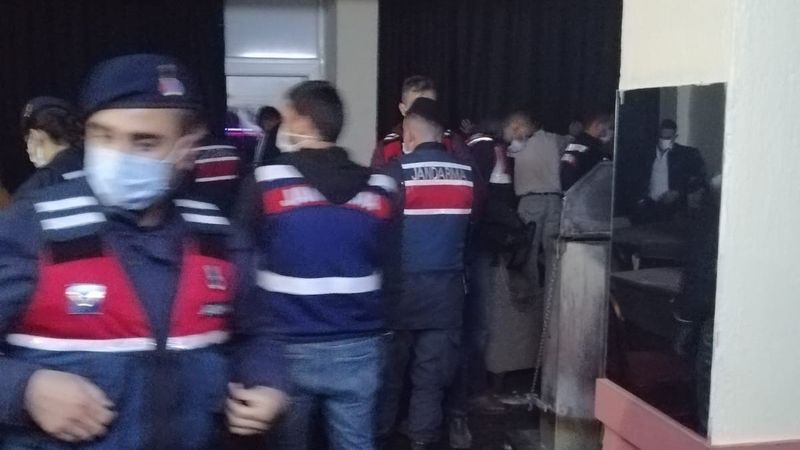 Denizli'de kumar oynayan 24 kişi kaçarken yakalandı