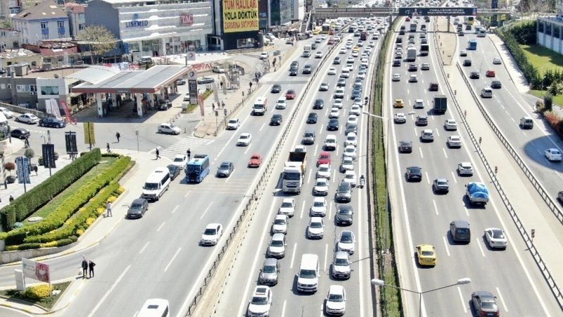 İstanbul'da kısıtlama öncesi trafik yoğunluğu yüzde 67'ye ulaştı