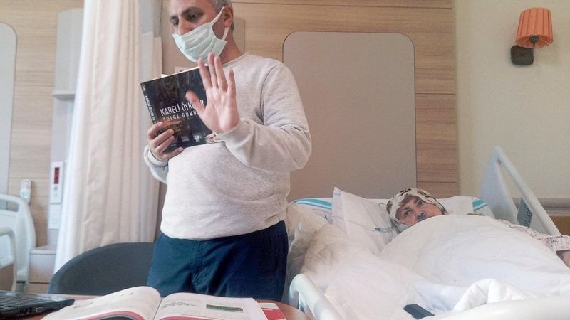 Ankara'da görev yapan öğretmen hastane odasını sınıfa çevirdi