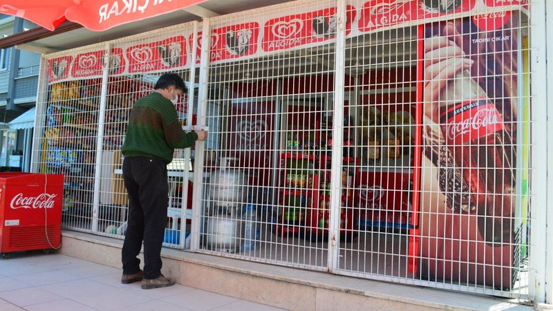 Sakarya’da markete giremeyen hırsızlar, kepenkleri kilitleyip gitti