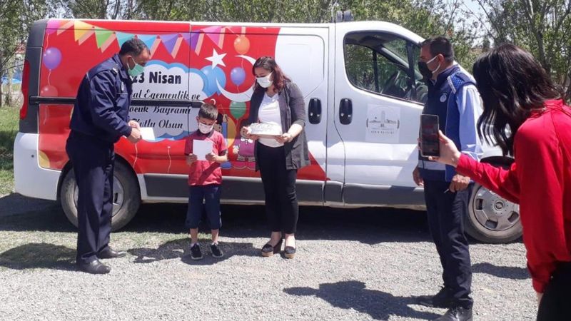 Iğdır'da 23 Nisan doğumlu öğrencilere sürpriz yapıldı