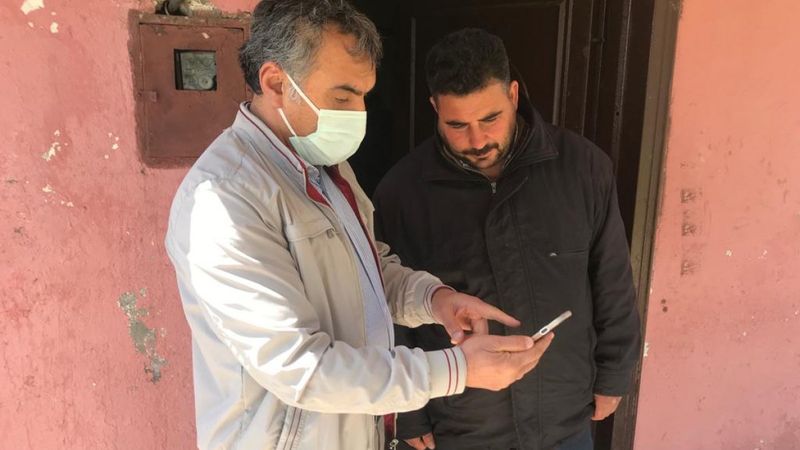 Kocaeli'de kapı kapı dolaşıp kayıp köpeğini arıyor