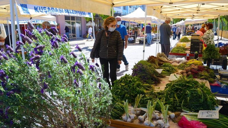 Kuşadası yerel üretici pazarına bahar geldi