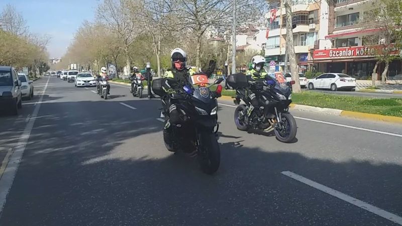 Tekirdağ'da, karantinada olan çocuğun doğum gününü polisler kutladı