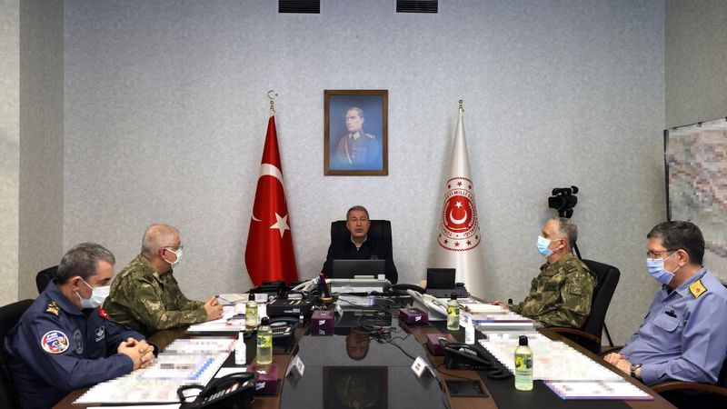 Hulusi Akar, operasyonlara katılan komutanlarla görüştü