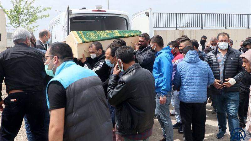 İzmir'de yangında ölen minik Bulut'a veda