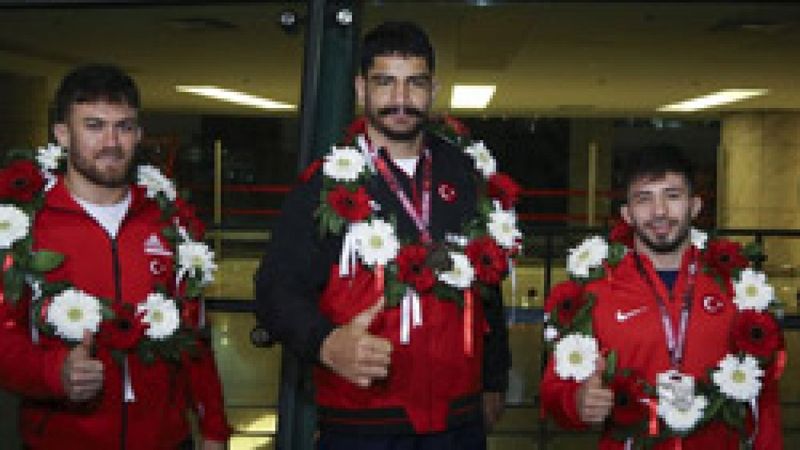 Avrupa şampiyonu milli güreşçiler yurda döndü