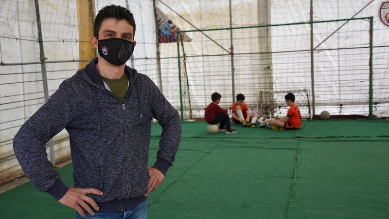 Bartın’da oğlu için garaj üzerine mini halı saha yaptı