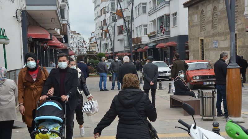 Sinop'ta kısıtlama sonrası caddeler doldu