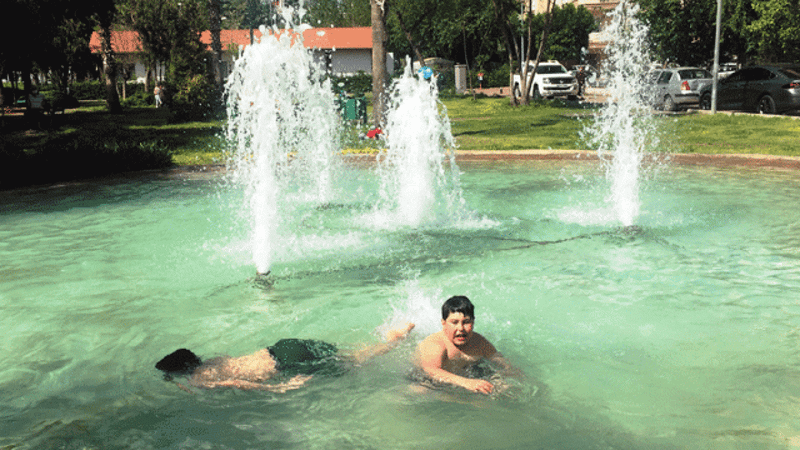 Antalya'da süs havuzuna giren çocuklar kirliliğe aldırış etmedi