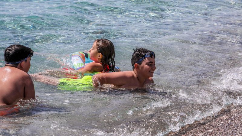 Antalya'da Konyaaltı sahili doldu