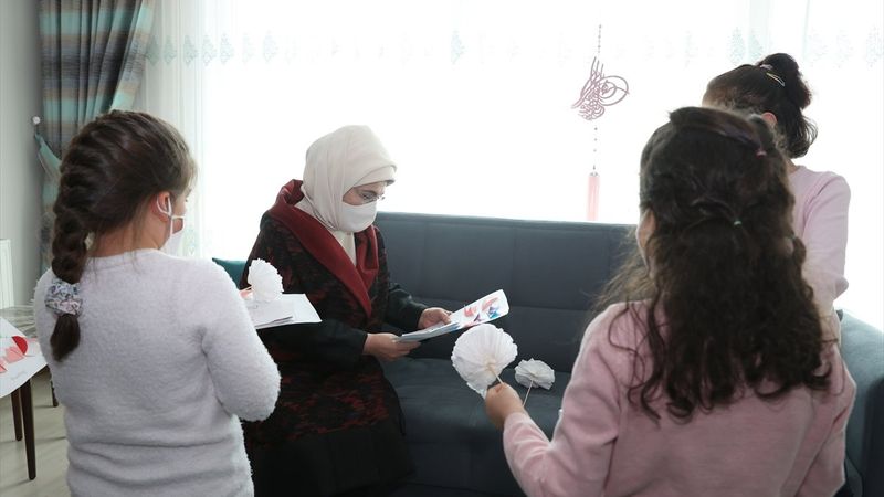 Emine Erdoğan, sevgi evindeki çocukları ziyaret etti