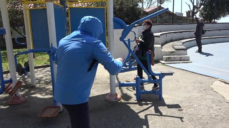 Sinop'ta yaşlılar koronavirüsten sporla korunmaya çalışıyor