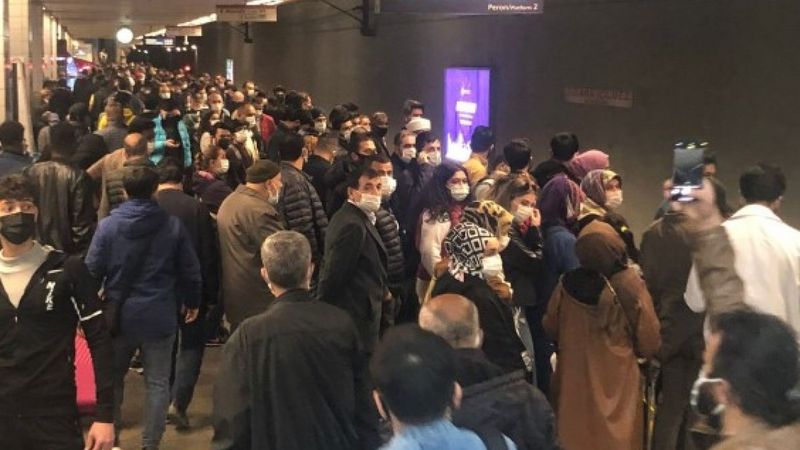 İstanbul'da toplu taşıma araçları ve duraklarda yoğunluk