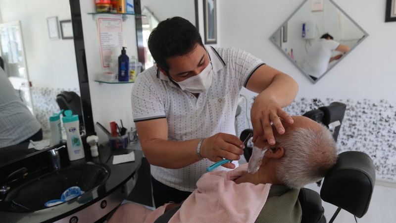 Denizli'de kuaför ve berberlerde yoğunluk yaşanıyor