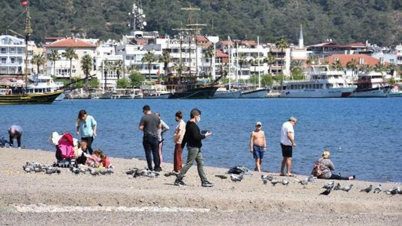 Marmaris'te vatandaşlar denizin keyfini çıkardı