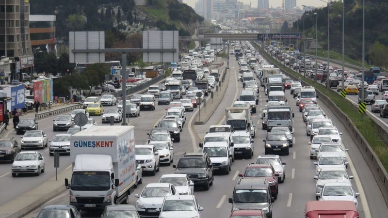 İstanbul'da trafik kilitlenme noktasına geldi