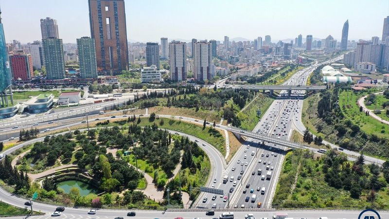 İstanbul'da kapanma öncesi 'göç' devam ediyor: Araç kuyrukları oluştu
