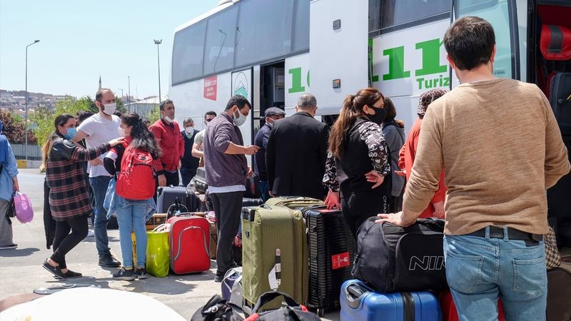 İstanbul'da otogarlarda 'tam kapanma' yoğunluğu