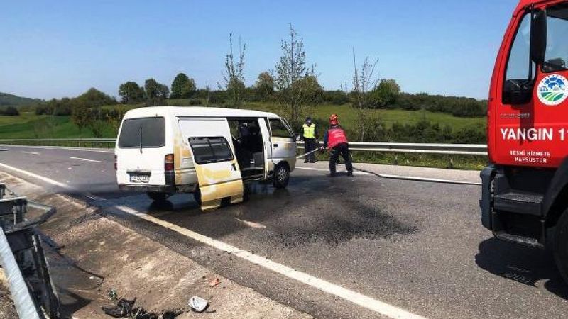 Sakarya'da minibüs bariyerlere çarptı